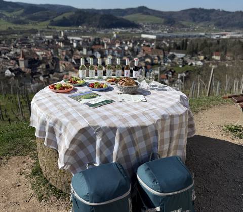 Wein und Fingerfood stehen auf einem Holzfass
